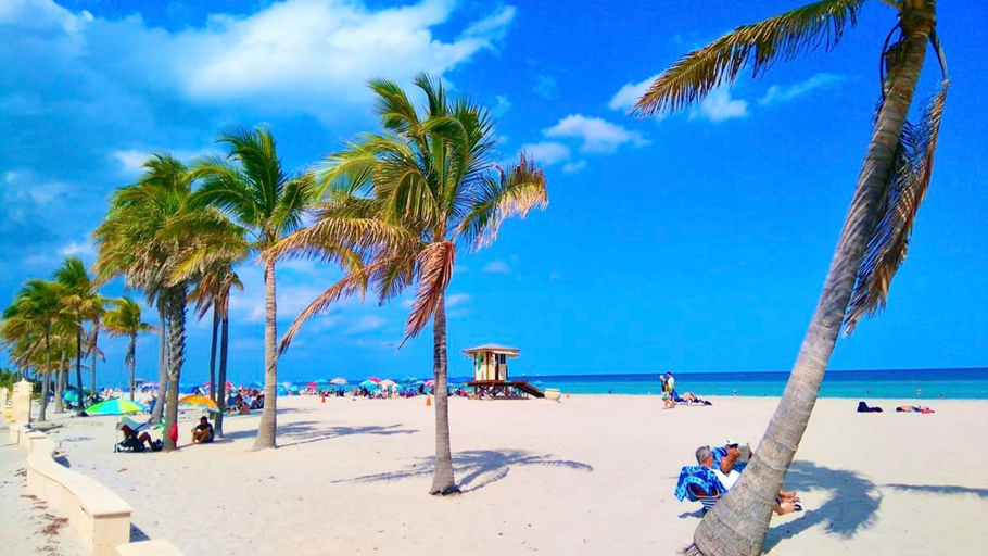 Others 4, Southwinds 3 for 2 Queen Studio Steps to Beach, Broward