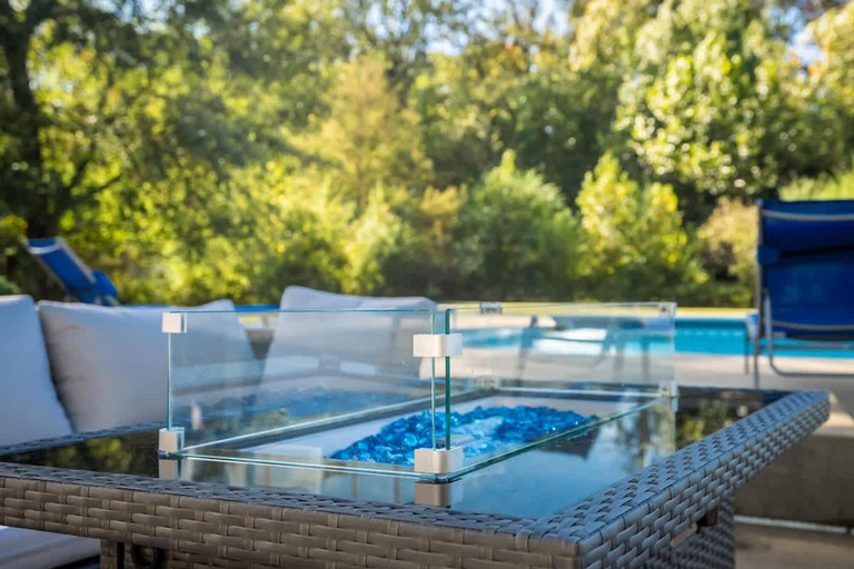 Room 2, Pool Oasis w King Bed Firepit, Lonoke