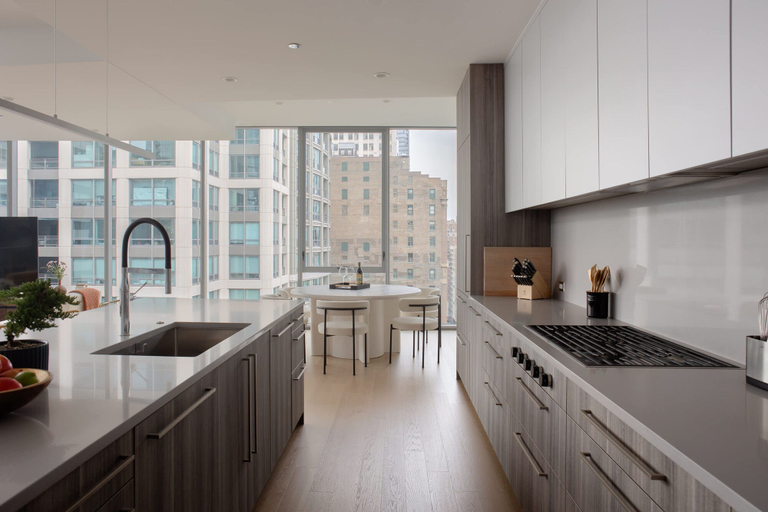 Room 2, Luxury Downtown PH Bean Lake Views, Cook