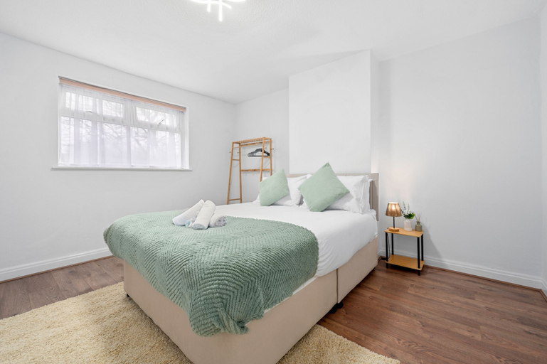 Room 2, Modern 3-bedroom Home With Garden, Manchester