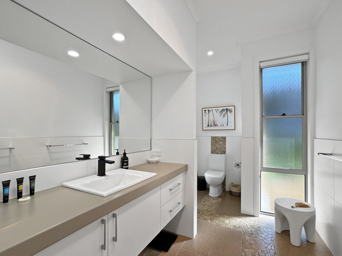 Bathroom 2, Serene Luxury Retreat on Malua Bay, Eurobodalla