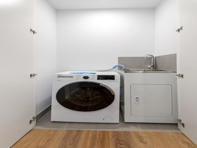 2, Modern Apartment on Burgundy Precinct & Parklands, Melbourne