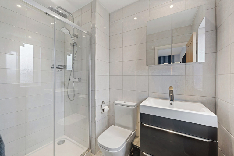 Bathroom 5, 3 Bed Detached House - Sky Tv - Garden - Pets, Halton