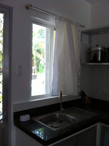 Private kitchen 5, 3 x 2BR each good for 12pax 3km to beach, Nasugbu