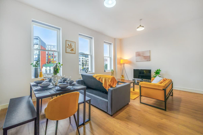 Room 2, Spacious Apartment for Groups in City Centre, Sefton