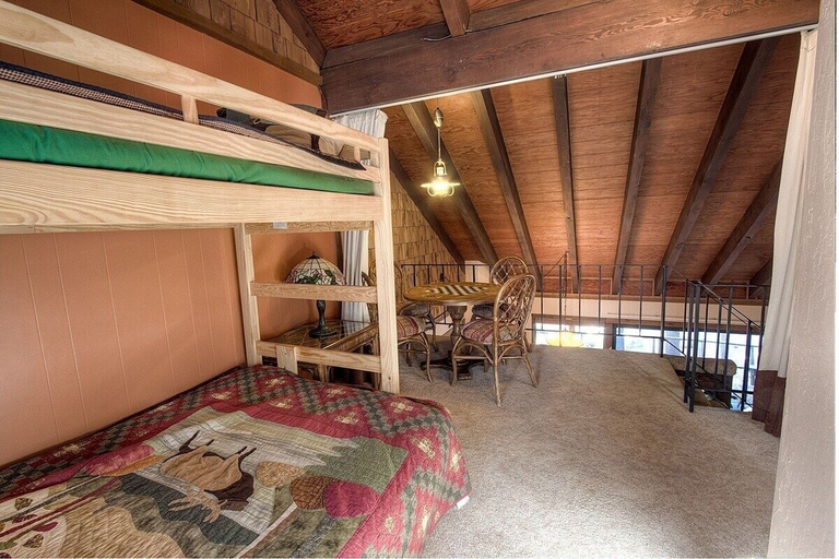 Room 5, Sky Chalet 3 Bedroom Cabin by RedAwning, El Dorado