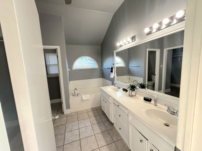 Bathroom 5, Denise Dr, Williamson