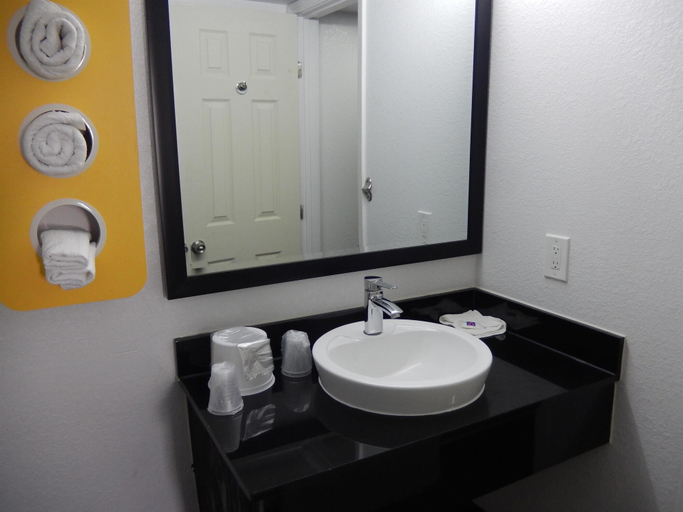 Bathroom 3, Motel 6 Portland, TX, San Patricio