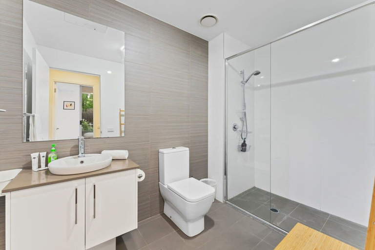Bathroom, Tranquil 1-bed Apartment With Courtyard, Pool, BBQ, Canberra