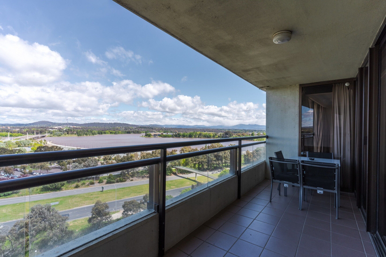 Balcony, 2-bed With Gym, Tennis Court & Stunning Lake Views, Canberra