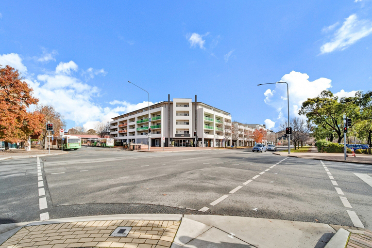 Exterior 2, Comfy 2-bed Near the Lake With Secure Parking, Canberra