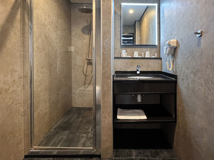 Bathroom 4, Atlas Hotel Village, Brielle