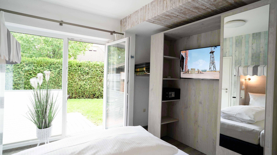 Room 2, Moderne Ferienwohnung mit Terrasse in Ruhiger Lage, Wittmund