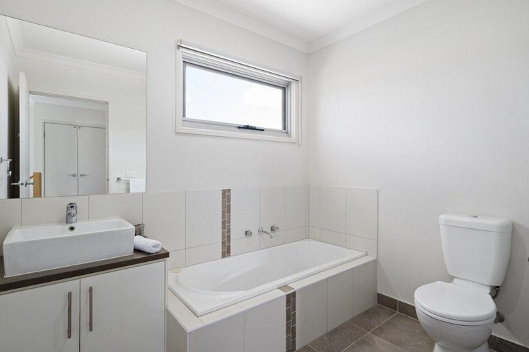 Bathroom 5, Seaside 3-bed Home, Direct Beach Access, Melbourne