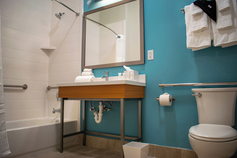 Bathroom 5, Centennial Plaza Resort Gulfport, Harrison