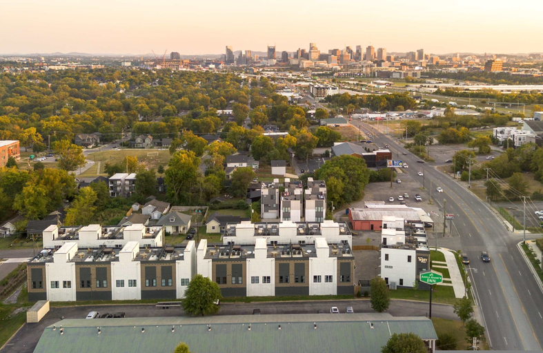 Room 5, Luxe 4BR With Fire Pit Grill and City Views, Davidson