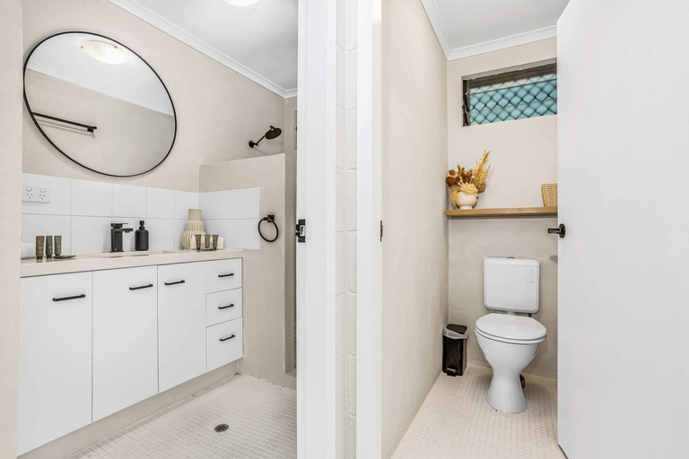 Bathroom, Bright and Spacious Triplex Near Holloways Beach, Cairns