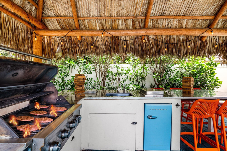 Room 3, Eccentric Home With Pool Tiki hut Outdoor Kitchen, Broward