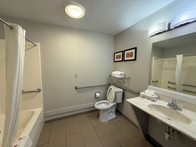 Bathroom 5, Comfort Inn & Suites Hazelwood - St. Louis, Saint Louis