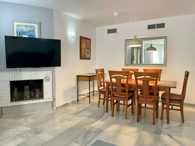 Room 5, 2 Bedroom Close to the Pool F-4, Málaga