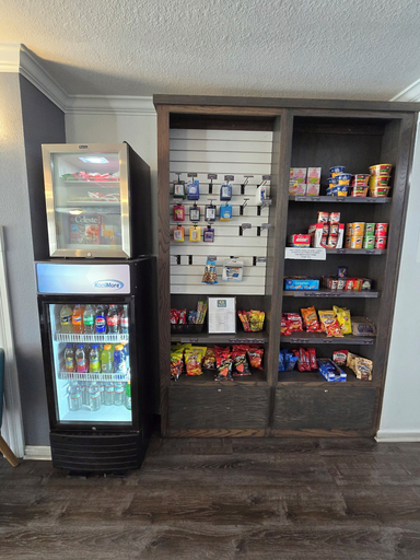 Food & Drinks 5, Quality Inn & Suites Tulare, Tulare