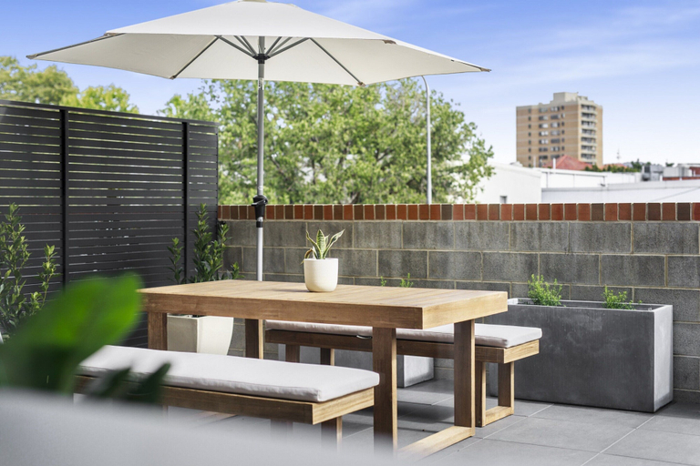Outdoor dining, Boutique Unit With Huge Terrace Near Cafes & Shops, Canberra
