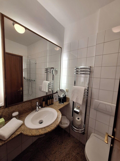 Bathroom 3, Romantik Hotel Das Lindner, Rosenheim