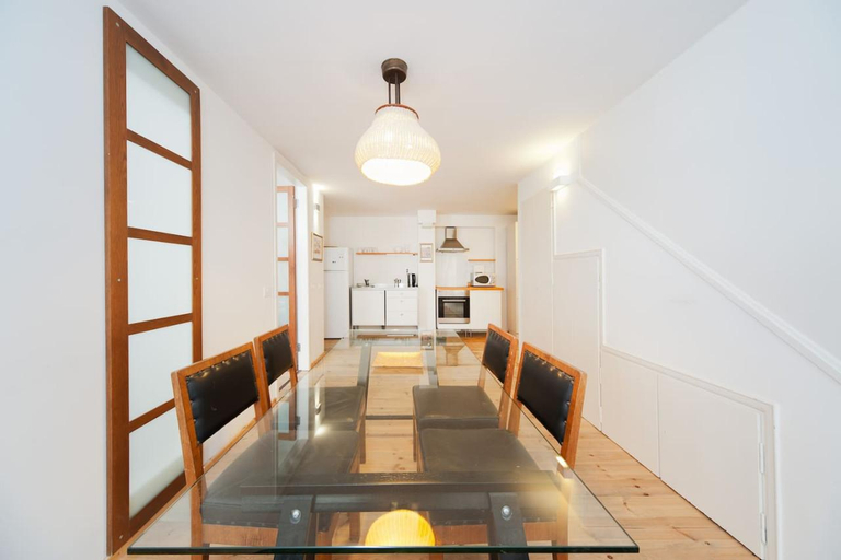 2, Stylish Apt w/ Charming Balcony in the Very Center