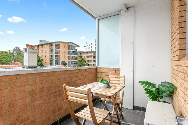 Outdoor dining, Bondi Studio Walk to Beach & Cafes, Sydney