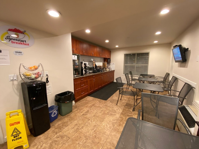 Food & Drinks 5, Super 8 by Wyndham 100 Mile House, Cariboo