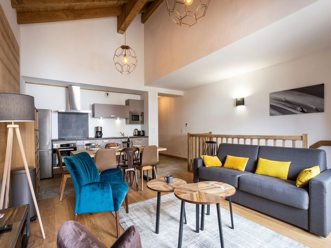 Living room 4, Chalet in Paradiski With Ski-in/ski-out Access, Savoie