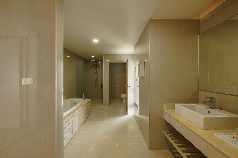 Bathroom 3, Jolly Suites Petkasem, Krathum Baen