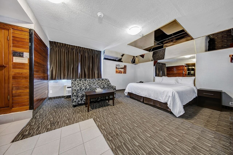 Bedroom 3, Deluxe Inn, Toronto