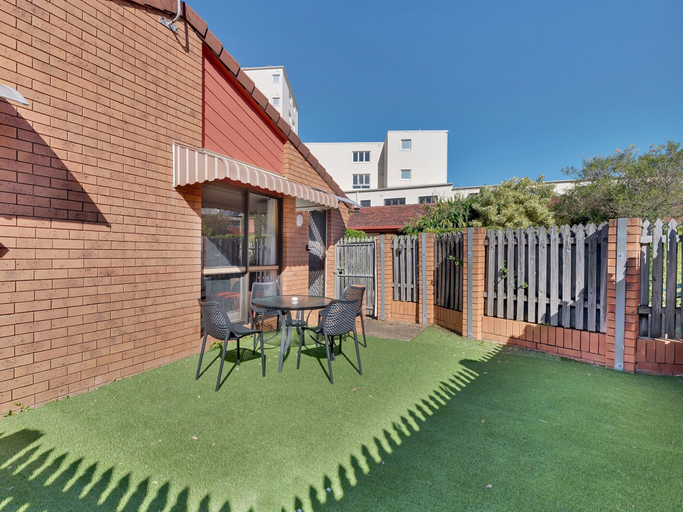 Outdoor dining 4, Tranquil 2-bed Townhouse Close to Beach, Redcliffe-Scarborough