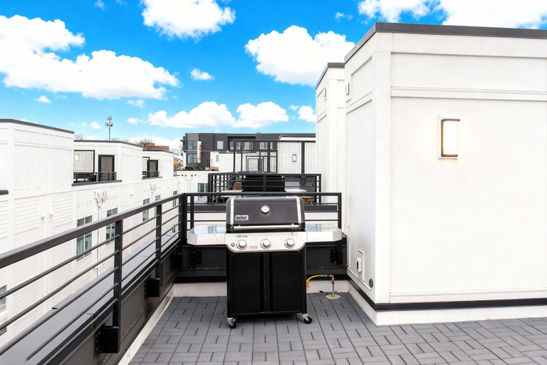 Room 5, Nashville Escape With Skyline Deck and Hot Tub, Davidson