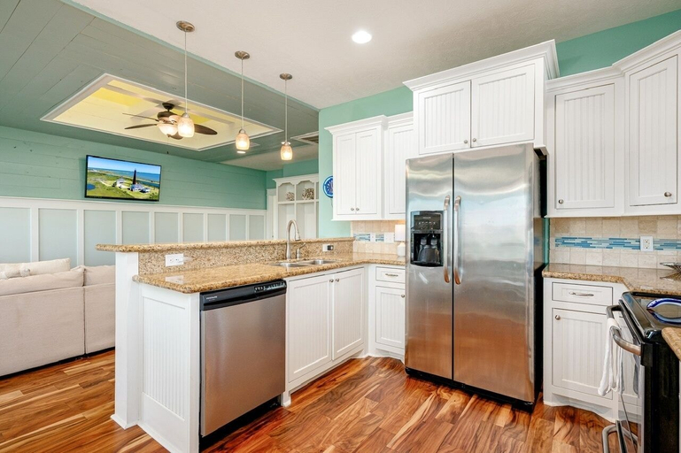 Private kitchen 3, The Beach House 3 Bedroom Home by RedAwning, Galveston