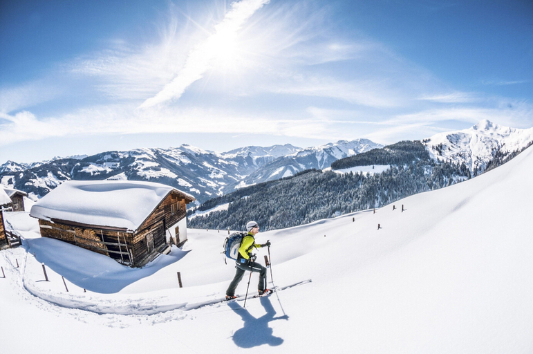 Snow and ski sports 3, Luxurious Apartment on the Golf Course, Kitzbühel