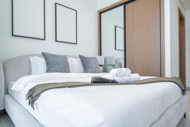 Room 2, Tranquil 2 Bedroom in Binghatti Onyx With a Private Pool and City View, Dubai