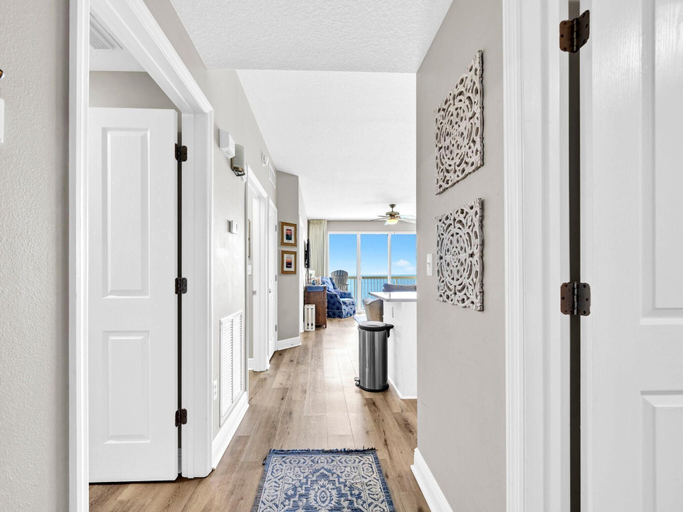 Interior 5, Celadon 2005, Bay
