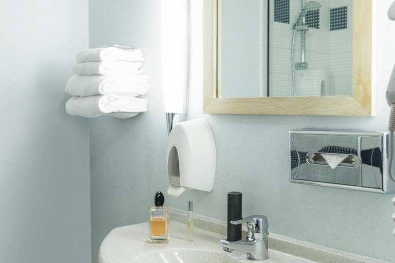 Bathroom 5, ibis Styles Louvain la Neuve Hotel and Events, Brabant Wallon