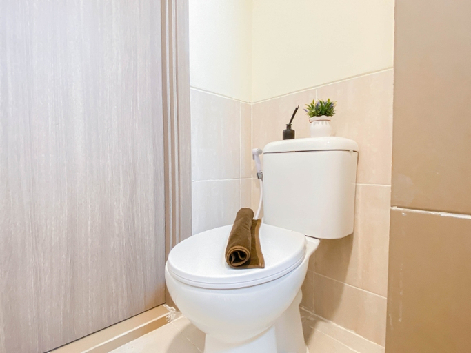 Bathroom 4, Warm 2BR Apartment at Meikarta By Travelio, Cikarang