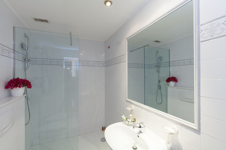 Bathroom 3, Villa Diodoro, Messina