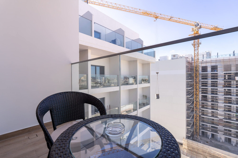 Room 4, Classic Flat in JVC That Sleeps 2, Dubai