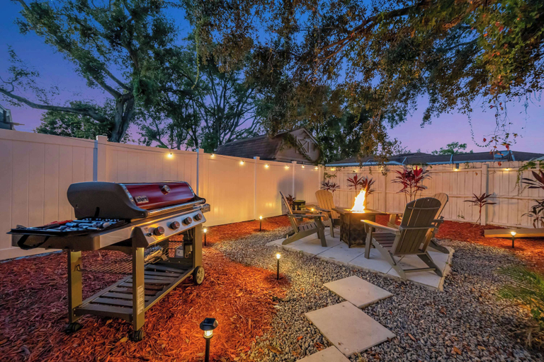Room 2, Family Pet Friendly Getaway With Porch Fire Pit Yard, Hillsborough