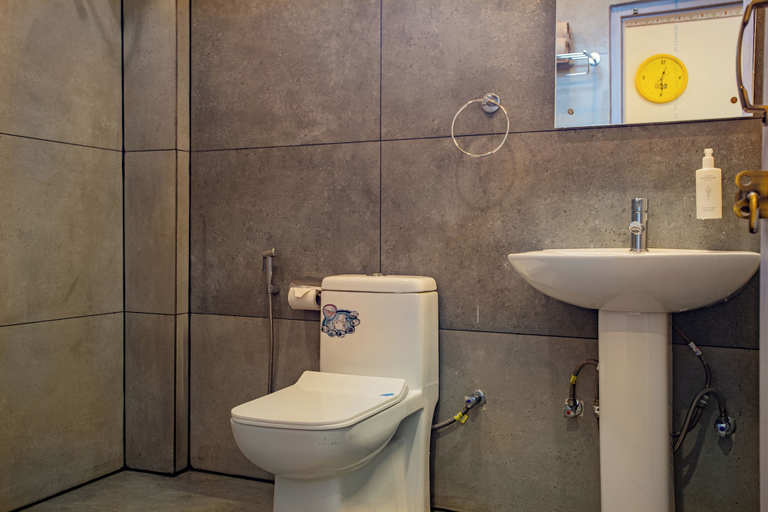 Bathroom 4, The Hosteller Jibhi, Kullu