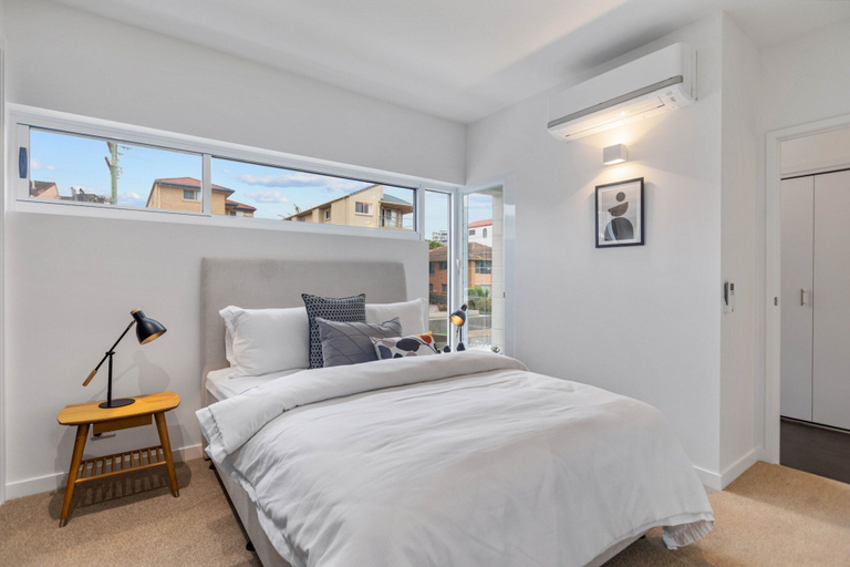 Room 2, Luxury 5-floor Unit With Ocean Views Near Beach, Caloundra - Caloundra S.