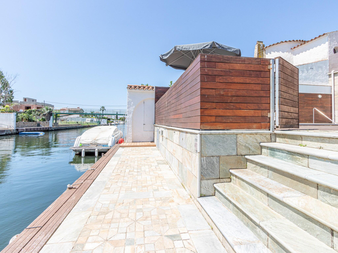 3, Villa in Empuriabrava with Pool Boat Mooring, Girona