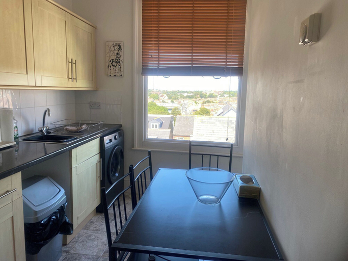 Dining, Pet Friendly, Top Floor Apt w/ Sea View, Sleeps 5, Kent