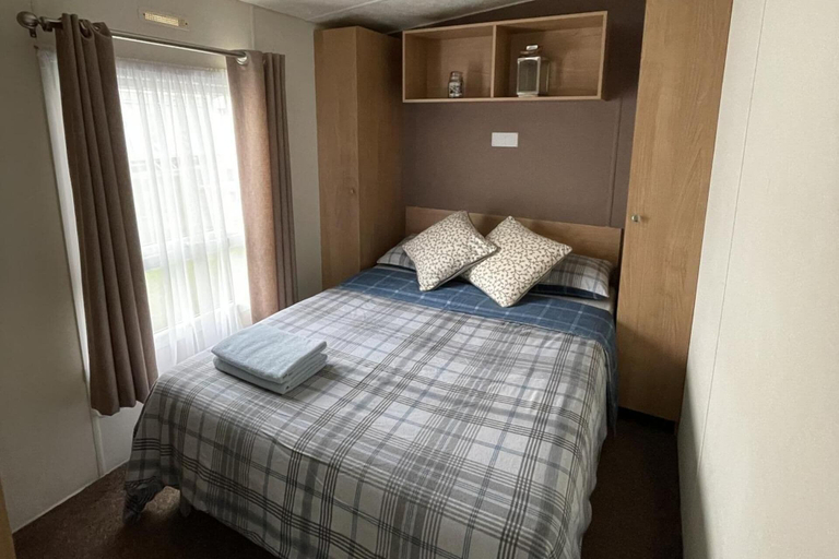 Bedroom 3, Caravan - Sleeps 10 - Pet Friendly - Parking, Essex