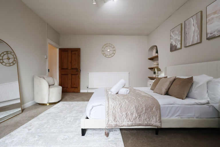 Room 4, Spacious 3BR Flat in Cowbridge Centre, Vale of Glamorgan